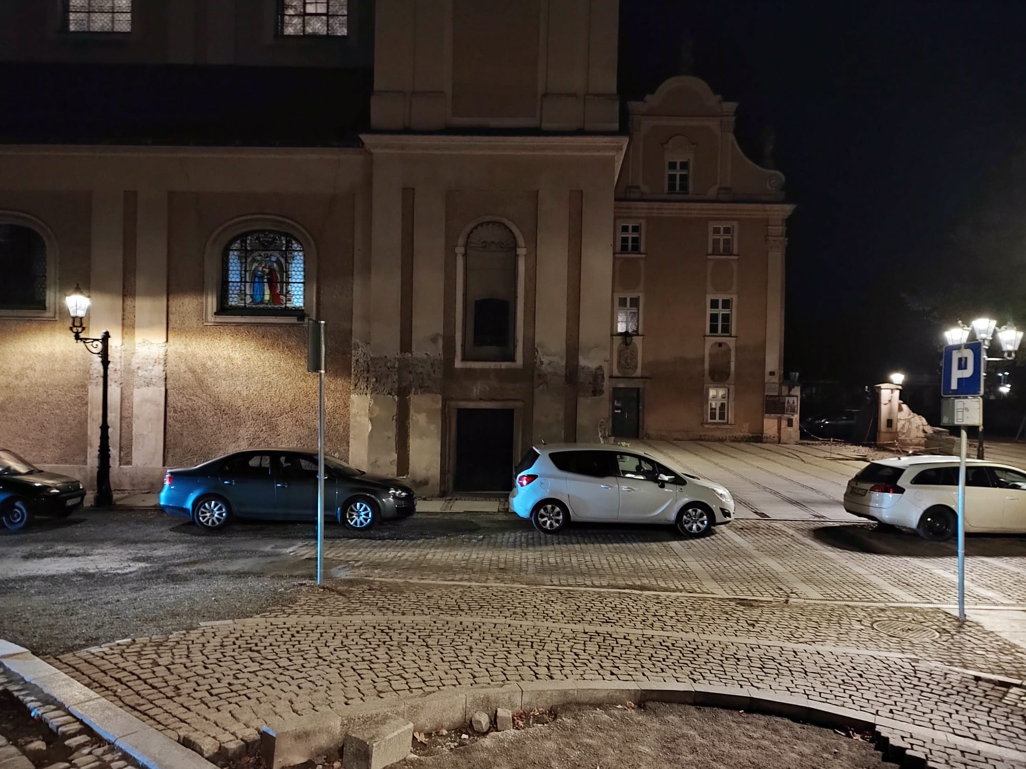 Kościół Franciszkanów w Kłodzku na Starym Mieście w czasie powodzi zalany do wysokości 8 metrów.